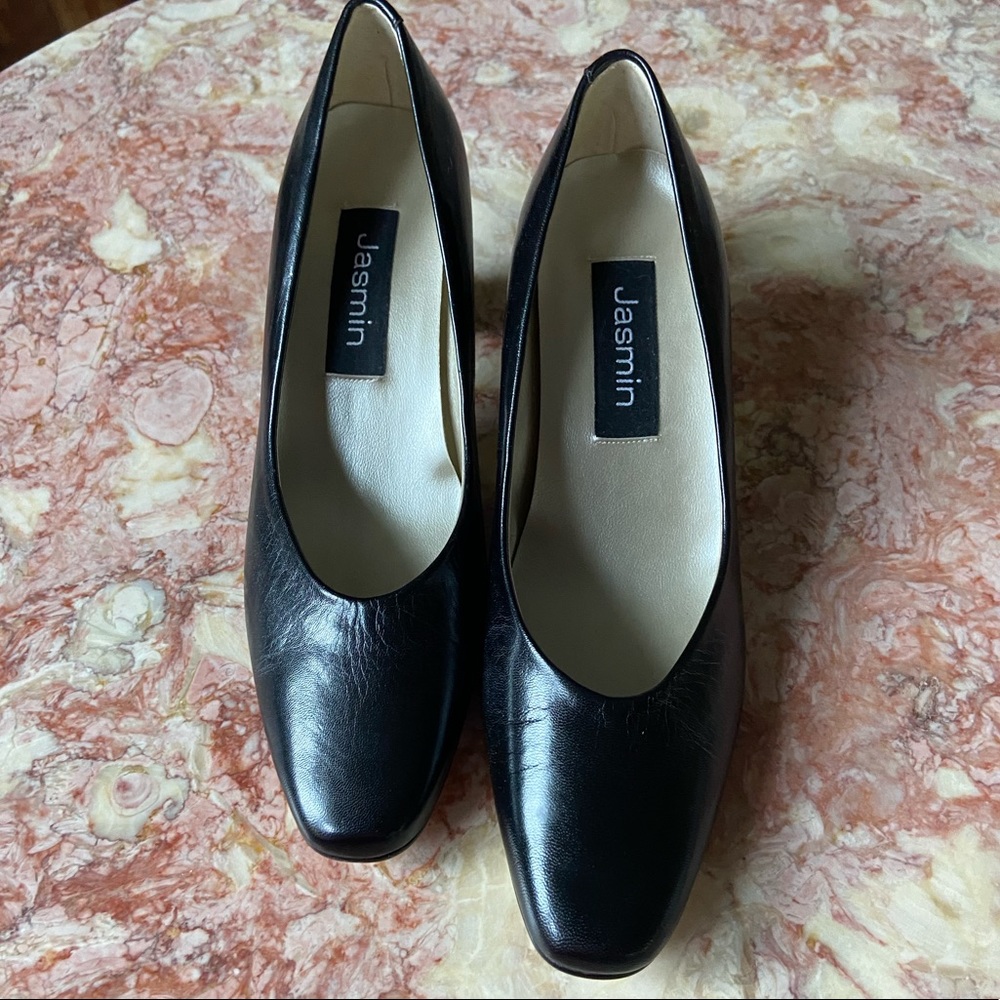 NWOT Jasmin black leather heels in excellent condition.  Never worn size 7